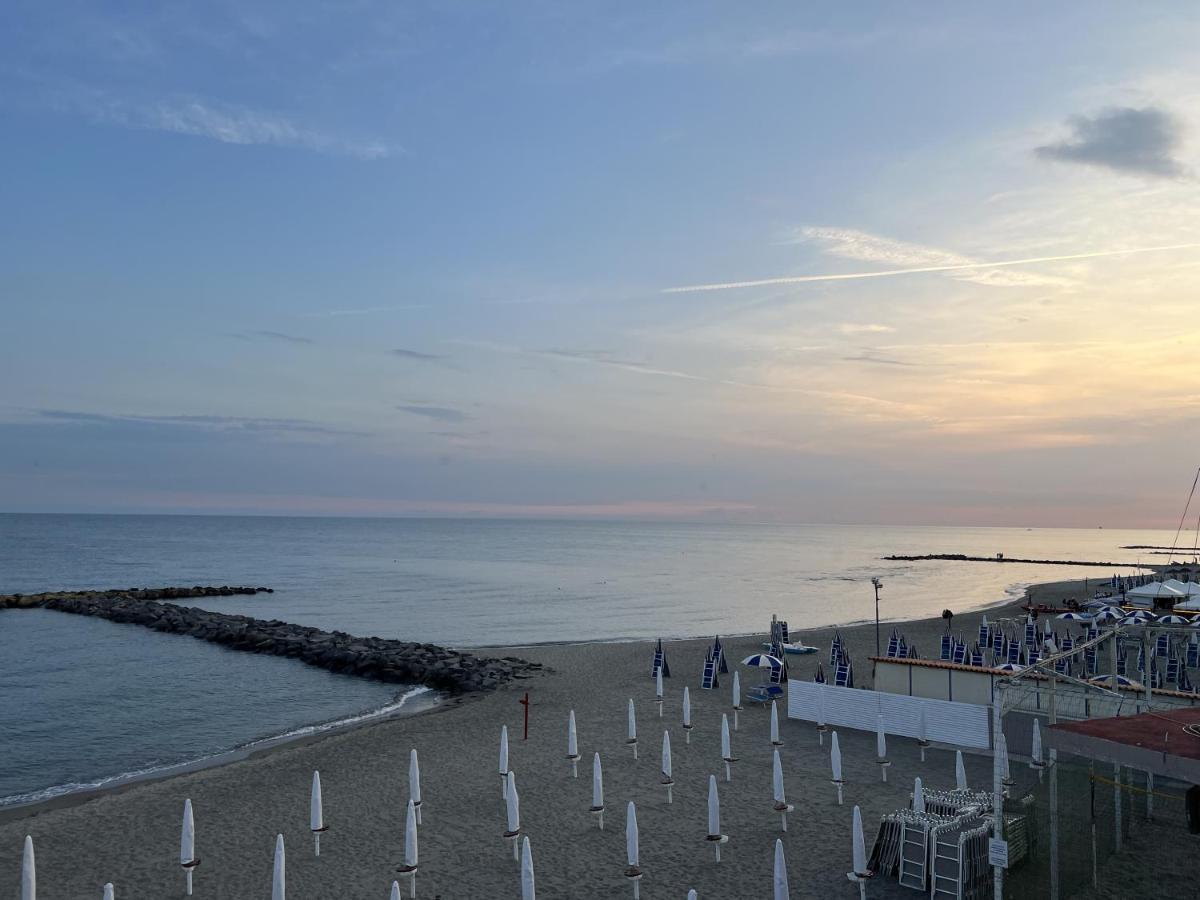 Lotus - Appartamento Sul Mare A Ostia Con Giardino Relax Εξωτερικό φωτογραφία